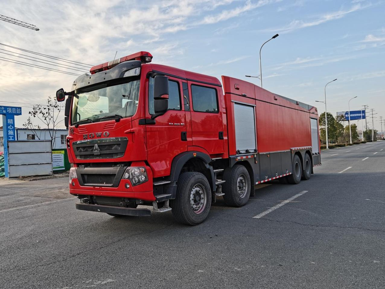 重汽豪沃18噸水罐消防車(chē)