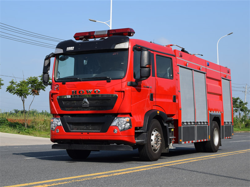 7噸重汽干粉水聯(lián)用消防車