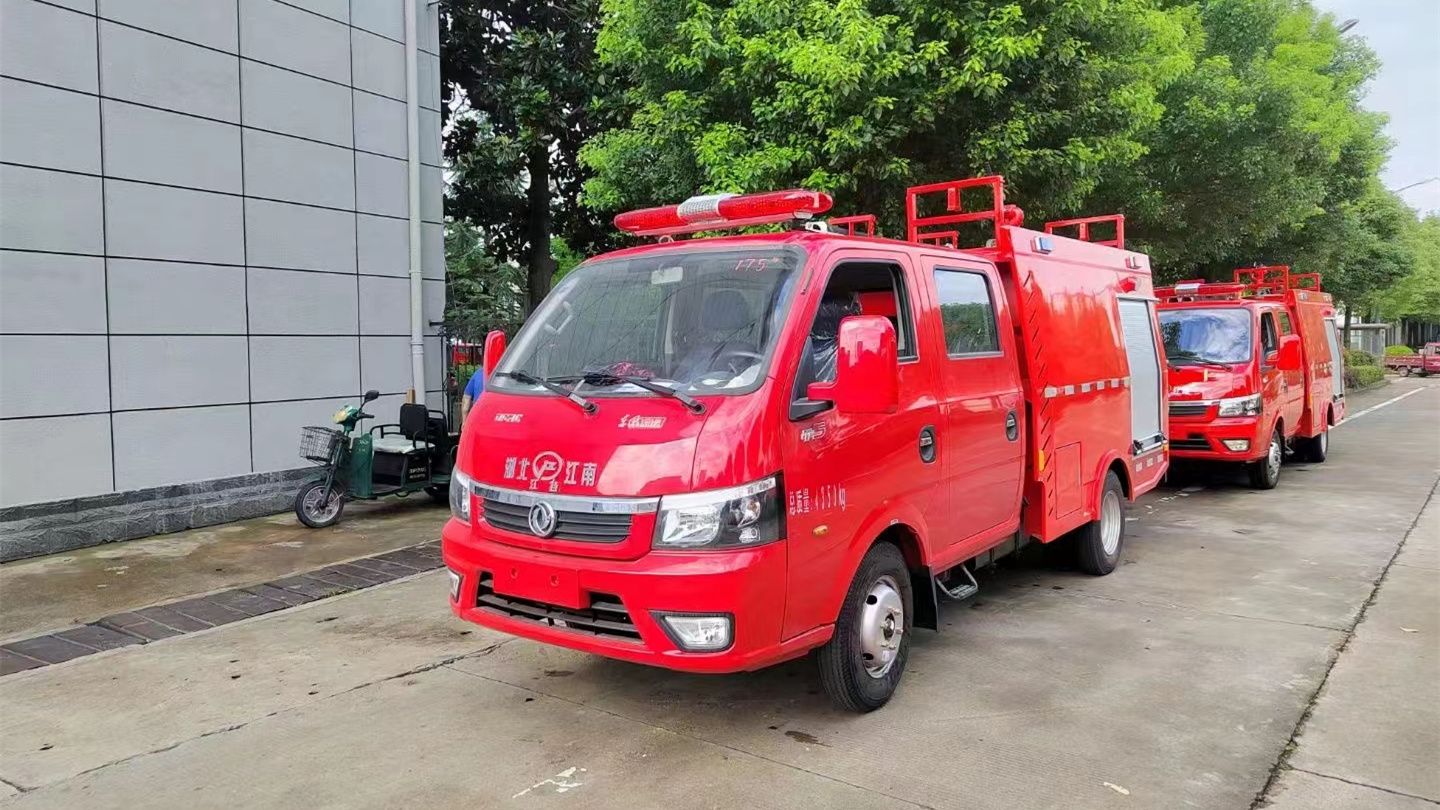 藍(lán)牌東風(fēng)雙排1噸水罐消防車(chē)