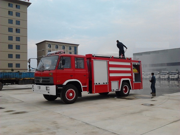 東風(fēng)8噸泡沫消防車(chē)