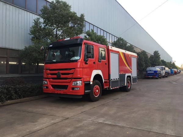 豪沃8噸水罐消防車(chē)